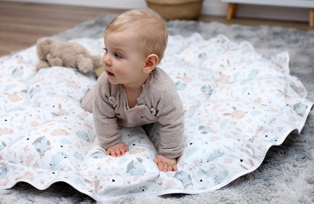 Großer Krabbelteppich aus Velvet für Baby 130 cm - Babynest, trockener Pool, Spieldecke mit Kordelzug, Eulen - Totsy Baby