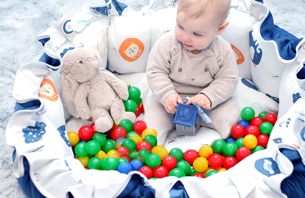 Großer Baby-Krabbelteppich aus Velvet 130 cm - Als Babynest, trockener Pool, gepolsterte Spieldecke mit Kordelzug, Regenbogen - Totsy Baby