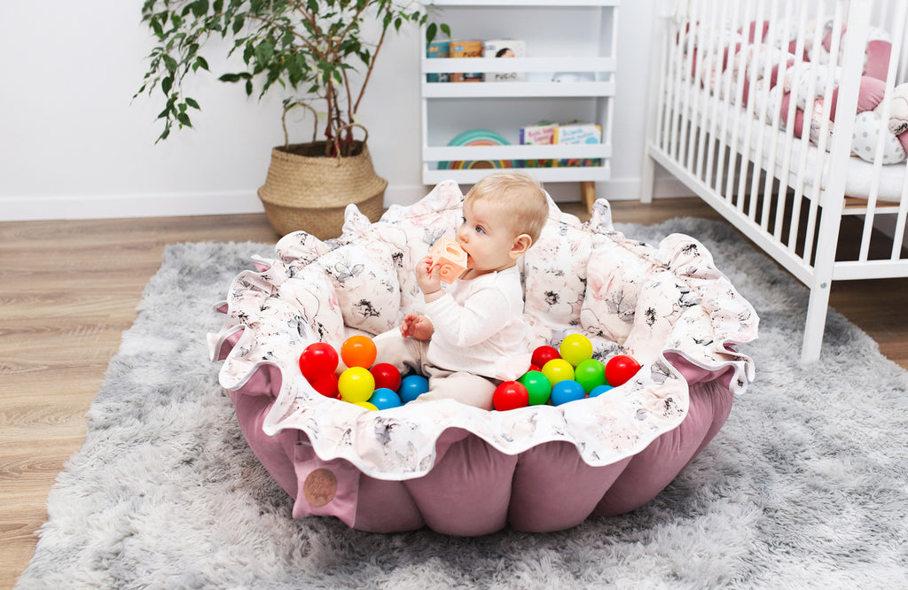 Großer Baby-Krabbelteppich aus Velvet 130 cm - Babynest, trockener Pool, gepolsterte Spieldecke mit Kordelzug, Wilde Rose - Totsy Baby