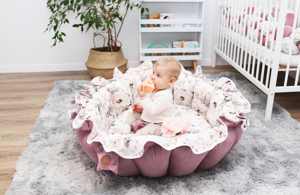 Großer Baby-Krabbelteppich aus Velvet 130 cm - Babynest, trockener Pool, gepolsterte Spieldecke mit Kordelzug, Wilde Rose - Totsy Baby