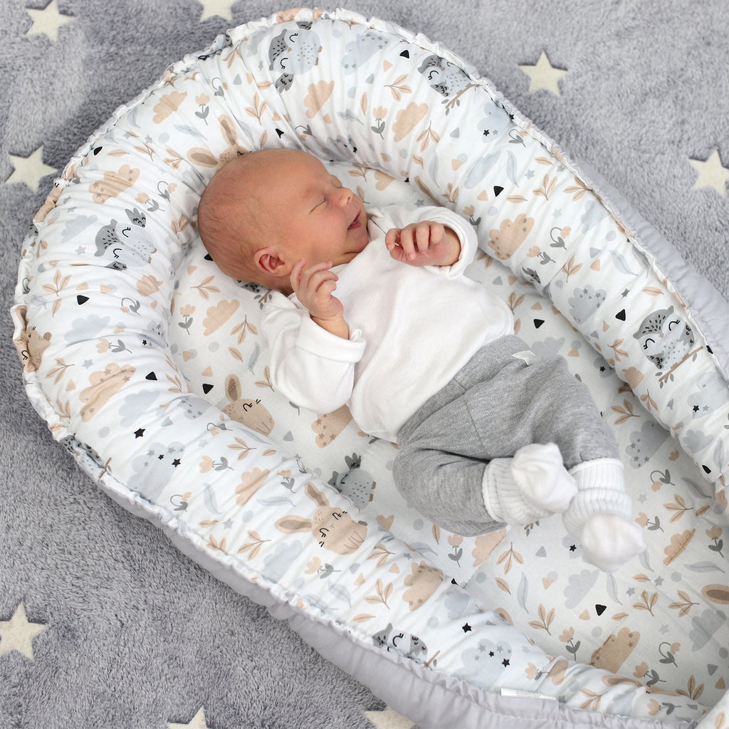 Babynest Kokon Neugeborene 90 x 50 cm - Handmade Kuschelnest Baby Nestchen aus Baumwolle Eulen und Hasen mit Hellgrau - Totsy Baby