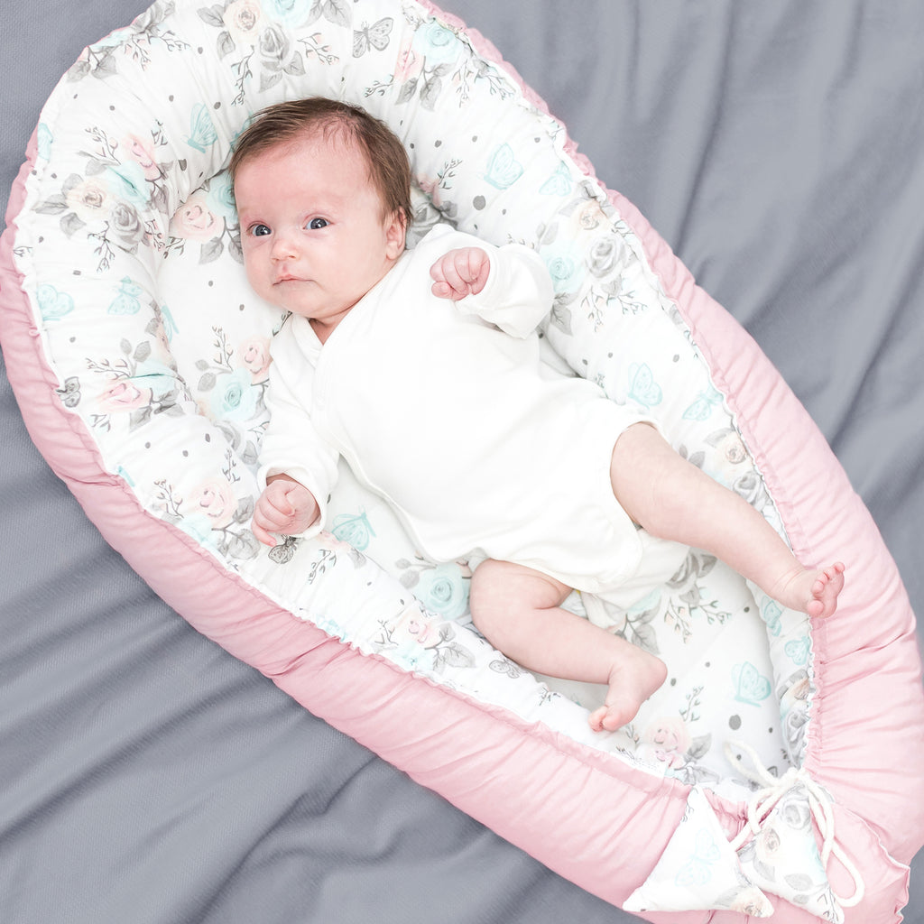 Babynest Kokon Neugeborene 90 x 50 cm - Handmade Kuschelnest Baby Nestchen aus Baumwolle Rosa-Schmetterling - Totsy Baby