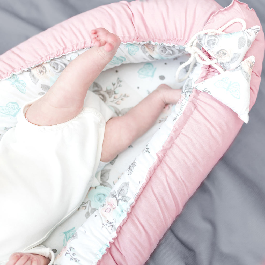 Babynest Kokon Neugeborene 90 x 50 cm - Handmade Kuschelnest Baby Nestchen aus Baumwolle Rosa-Schmetterling - Totsy Baby