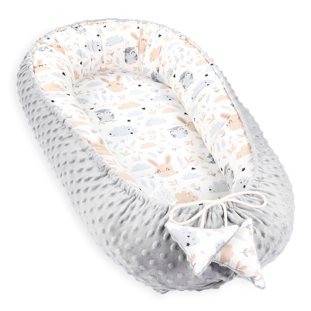 Warmes Nestchen Baby 90x50 cm - Kuschelnest Neugeborene Nestchen Winter / Herbst Kokon Babynest Grau Minky mit Grau-weiß mit Eulen und Hasen - Totsy Baby