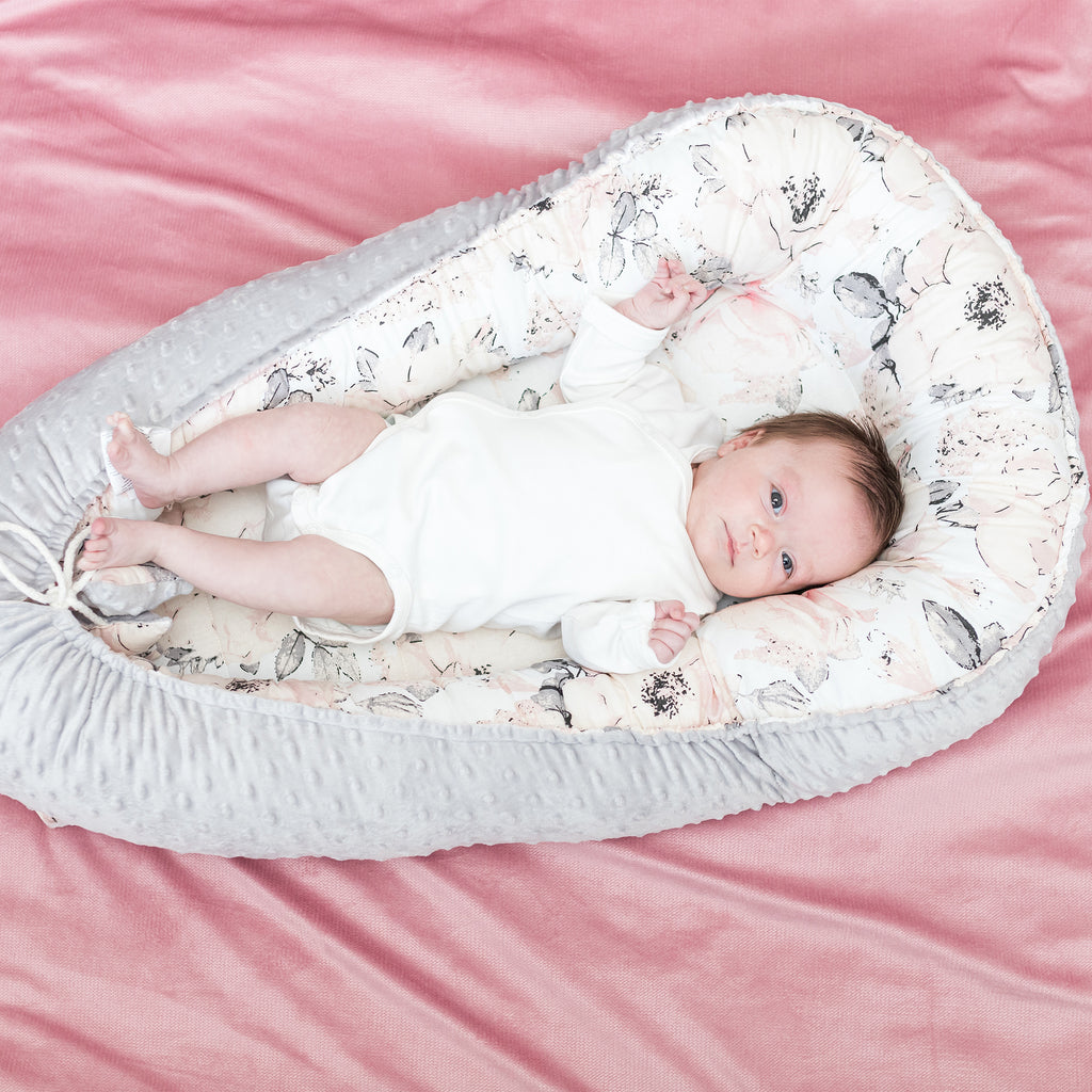 Warmes Nestchen Baby 90x50 cm - Kuschelnest Neugeborene Nestchen Winter / Herbst Kokon Babynest ?Hellgrau Minky mit Wilde Rose Motiv - Totsy Baby