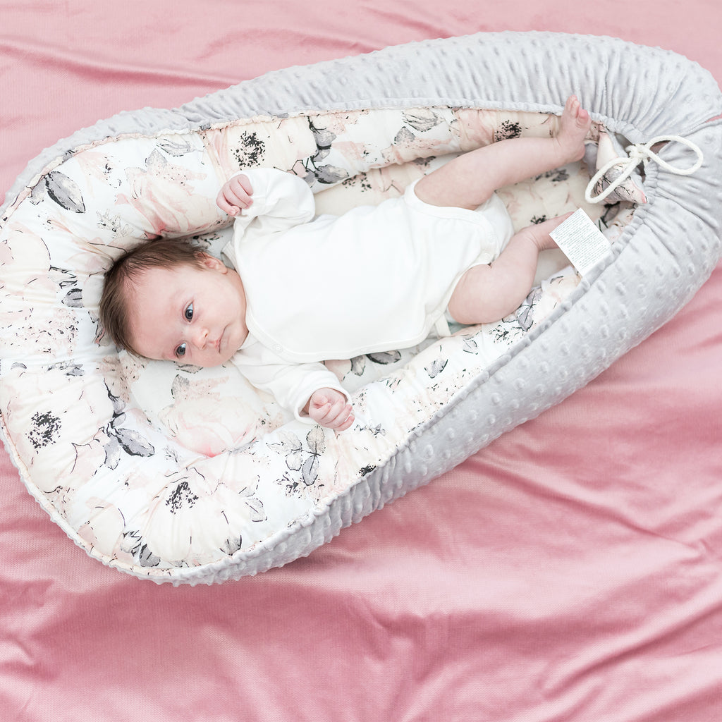 Warmes Nestchen Baby 90x50 cm - Kuschelnest Neugeborene Nestchen Winter / Herbst Kokon Babynest ?Hellgrau Minky mit Wilde Rose Motiv - Totsy Baby