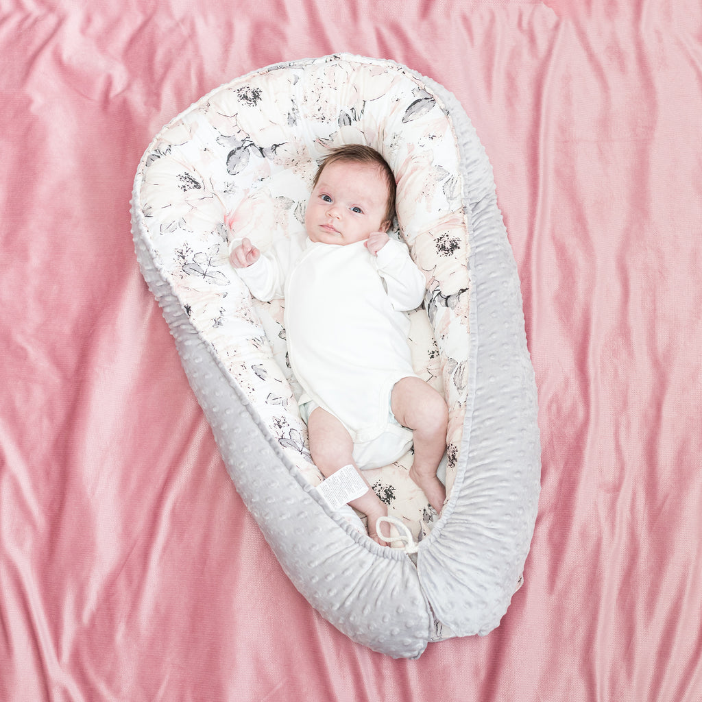 Warmes Nestchen Baby 90x50 cm - Kuschelnest Neugeborene Nestchen Winter / Herbst Kokon Babynest ?Hellgrau Minky mit Wilde Rose Motiv - Totsy Baby