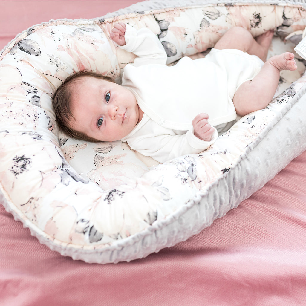 Warmes Nestchen Baby 90x50 cm - Kuschelnest Neugeborene Nestchen Winter / Herbst Kokon Babynest ?Hellgrau Minky mit Wilde Rose Motiv - Totsy Baby