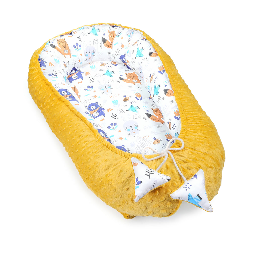 Warmes Nestchen Baby 90x50 cm - Kuschelnest Neugeborene Nestchen Winter / Herbst Kokon Babynest Senffarben Minky mit Tieren Motiv - Totsy Baby