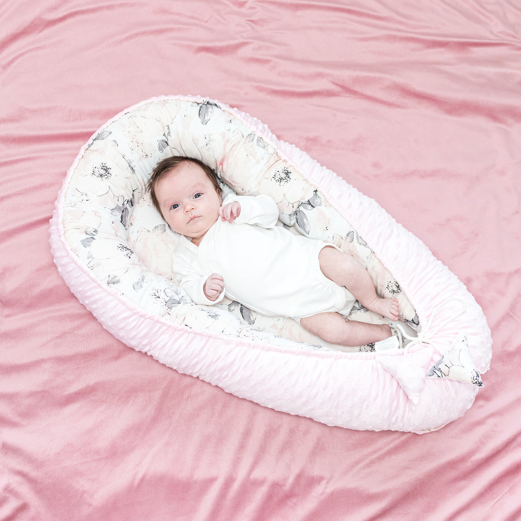 Warmes Nestchen Baby 90x50 cm - Kuschelnest Neugeborene Nestchen Winter / Herbst Kokon Babynest Hellrosa Minky mit Wilde Rose Motiv - Totsy Baby