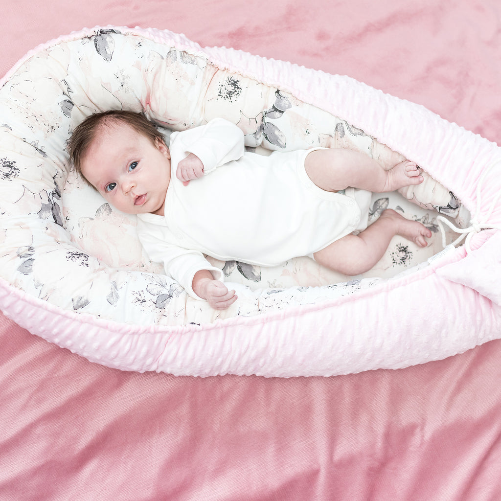 Warmes Nestchen Baby 90x50 cm - Kuschelnest Neugeborene Nestchen Winter / Herbst Kokon Babynest Hellrosa Minky mit Wilde Rose Motiv - Totsy Baby