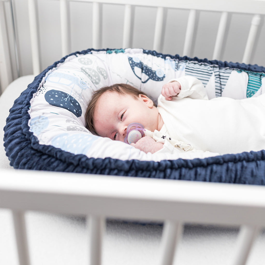 Warmes Nestchen Baby 90x50 cm - Kuschelnest Neugeborene Nestchen Winter / Herbst Kokon Babynest ‎Blau Minky mit Autos - Totsy Baby