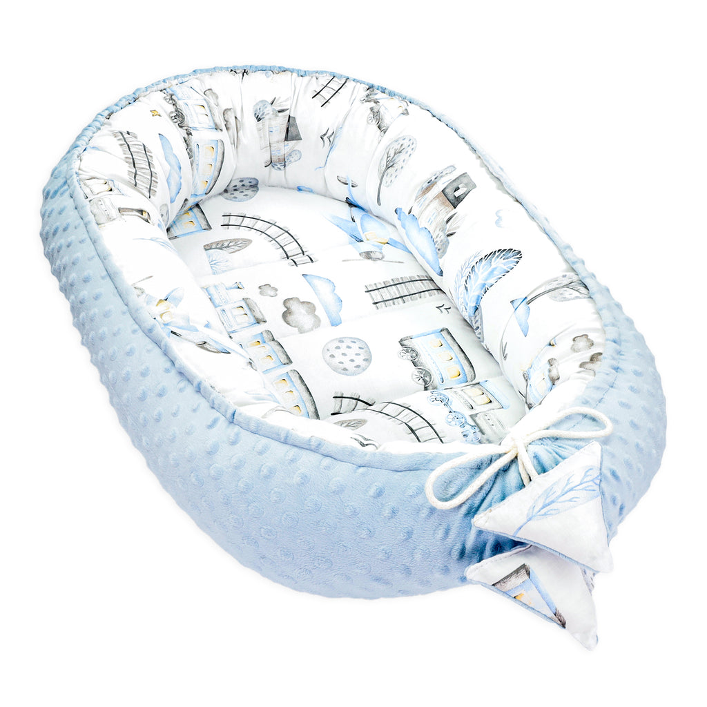 Warmes Nestchen Baby 90x50 cm - Kuschelnest Neugeborene Nestchen Winter / Herbst Kokon Babynest ‎Hellblau Minky mit Bahnmotiv - Totsy Baby