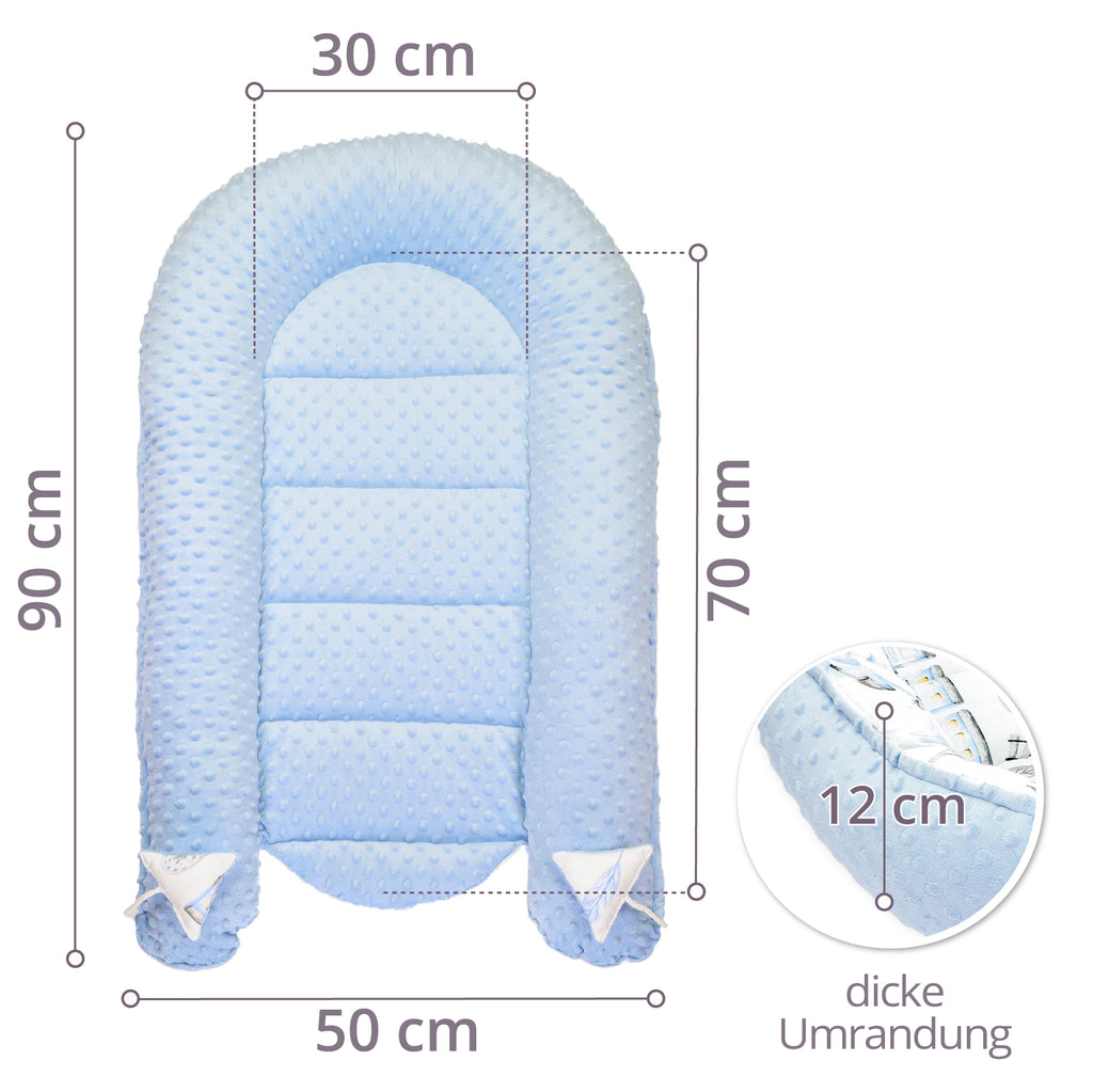 Warmes Nestchen Baby 90x50 cm - Kuschelnest Neugeborene Nestchen Winter / Herbst Kokon Babynest ‎Hellblau Minky mit Bahnmotiv - Totsy Baby