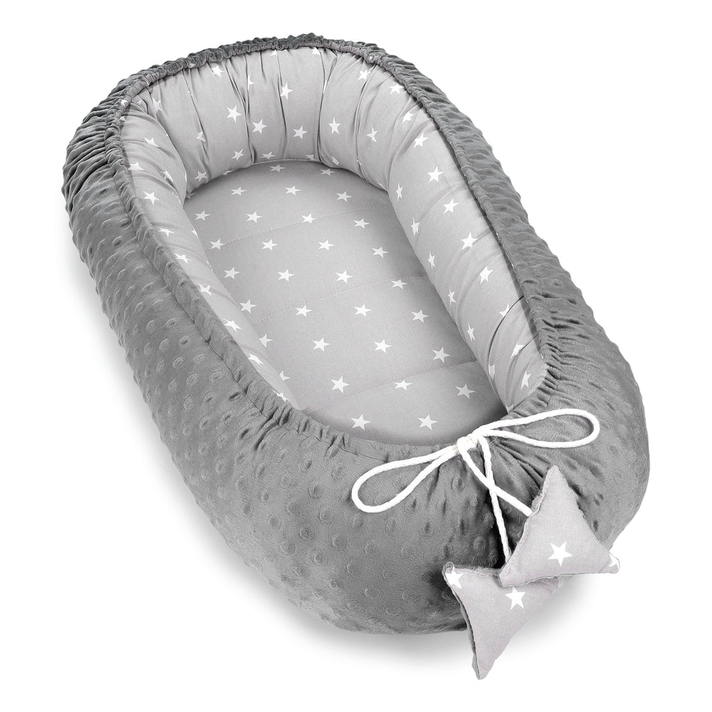 Warmes Nestchen Baby 90x50 cm - Kuschelnest Neugeborene Nestchen Winter / Herbst Kokon Babynest Grau-weiß mit Sternen + dunkelgrau Minky - Totsy Baby