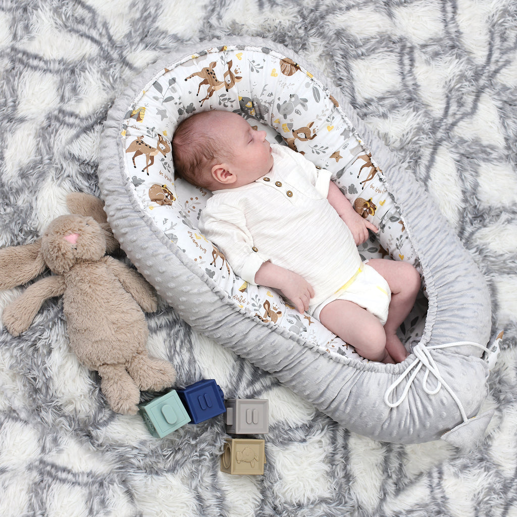 Warmes Nestchen Baby 90x50 cm - Kuschelnest Neugeborene Nestchen Winter / Herbst Kokon Babynest Hirsche + hellgrauer Minky - Totsy Baby