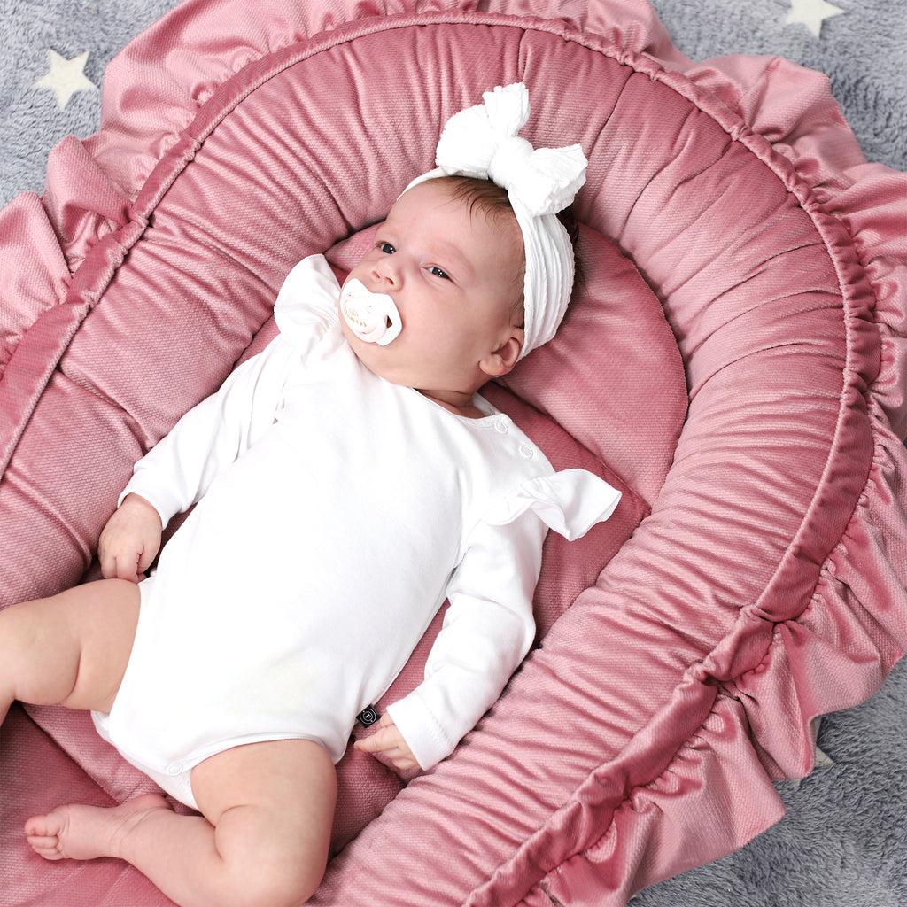 Babynestchen Velvet Kuschelnest für Neugeborene 90x50 cm - Baby Nestchen Bett Kokon Fleecestoff in Rosa - Totsy Baby