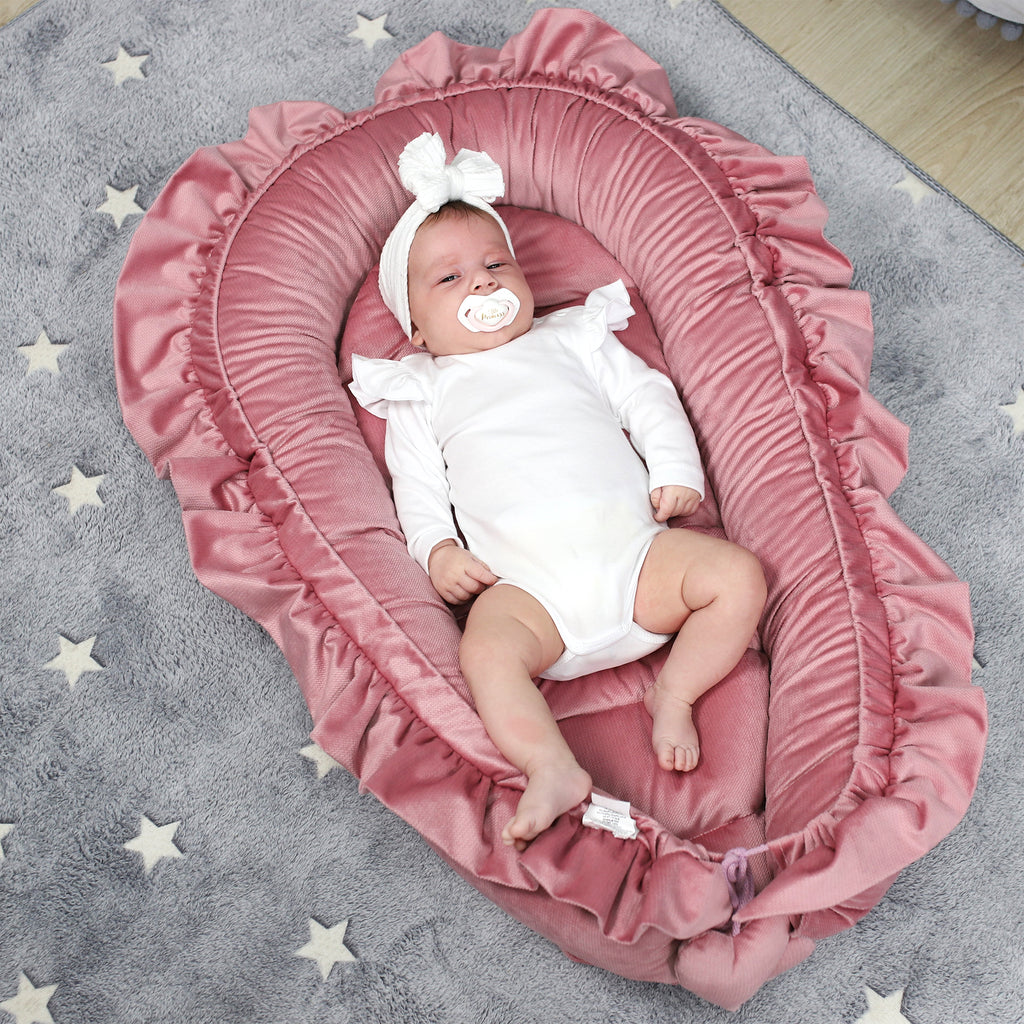 Babynestchen Velvet Kuschelnest für Neugeborene 90x50 cm - Baby Nestchen Bett Kokon Fleecestoff in Rosa - Totsy Baby