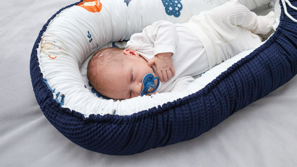 Babynest Neugeborene Nestchen Baby - Kokon Handmade zweiseitig aus Baumwolle Babynestchen Waffel Marineblau + Regenbogen - Totsy Baby