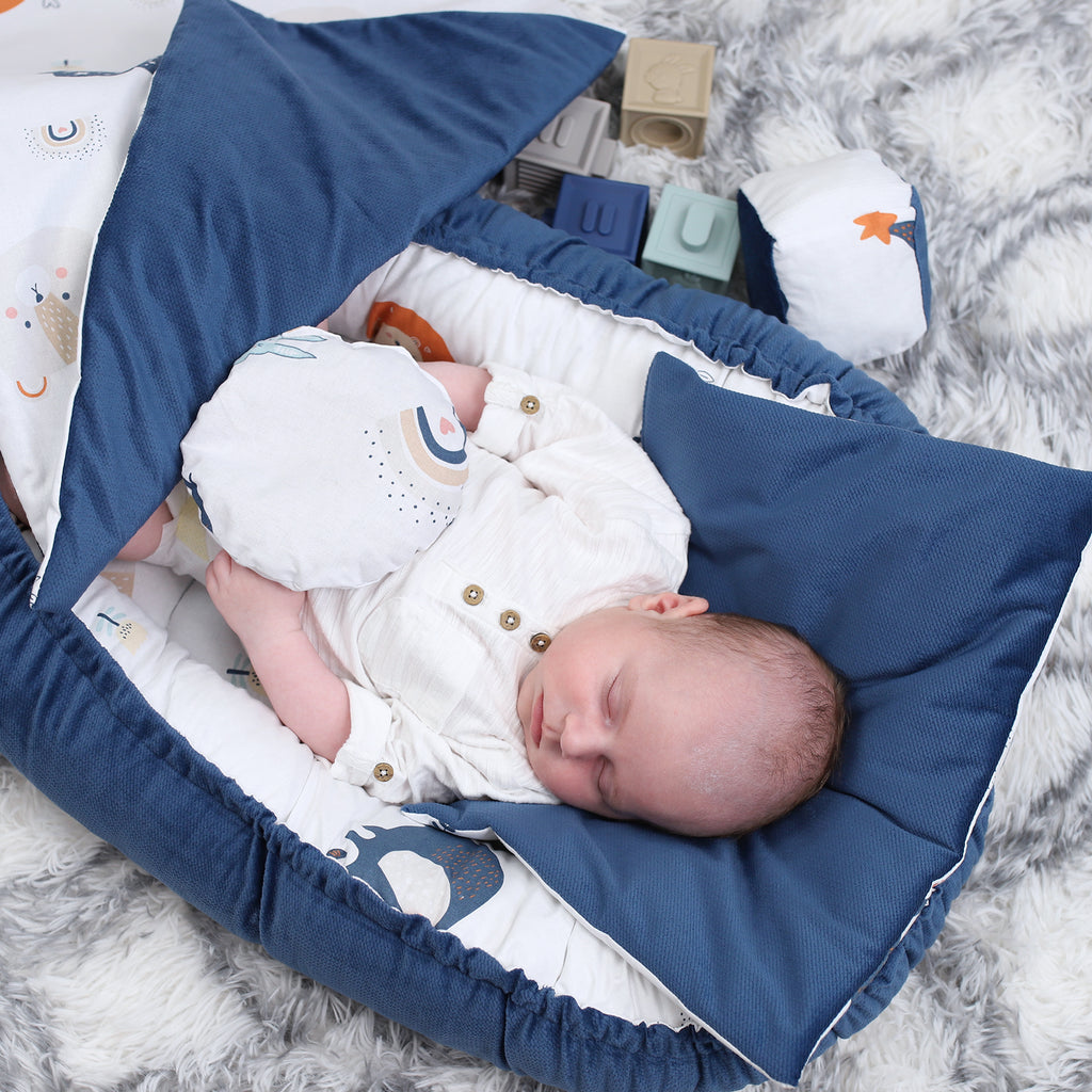 Babynestchen Set Neugeborene 90x50 cm Velvet - Kuschelnest Baby Nestchen 5-teilig Kokon mit Sinneswürfel Regenbogen - Totsy Baby