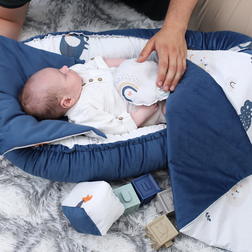Babynestchen Set Neugeborene 90x50 cm Velvet - Kuschelnest Baby Nestchen 5-teilig Kokon mit Sinneswürfel Regenbogen - Totsy Baby