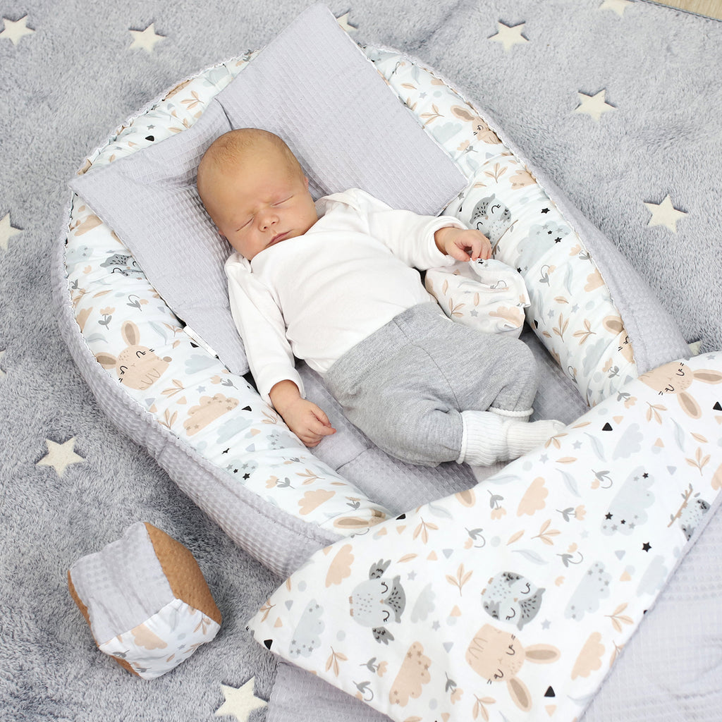 Babynestchen Set Neugeborene 90x50 cm Waffelbaumwolle - Kuschelnest Baby Nestchen 5-teilig Kokon mit Sinneswürfel Grau - Totsy Baby