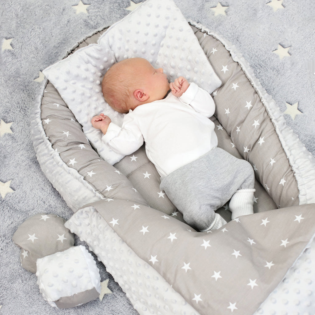 Babynestchen Set Neugeborene 90x50 cm Minky - Kuschelnest Baby Nestchen 5-teilig Kokon mit Sinneswürfel Sternen - Totsy Baby