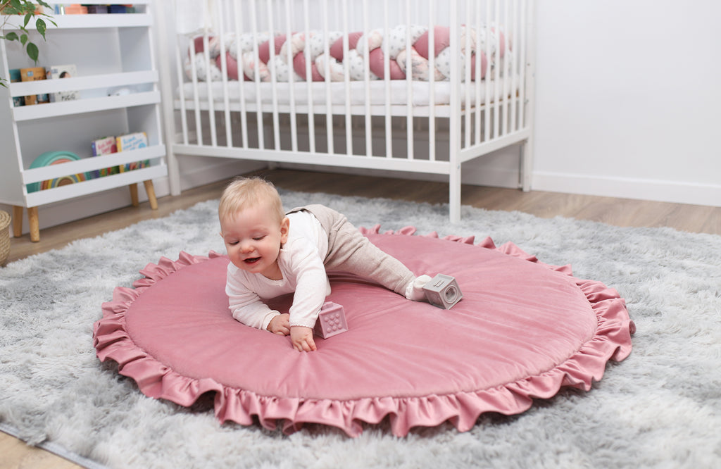 Spieldecke baby Bodenkissen mit Rüschen - Kinder Krabbeldecke rund mit Volant 100 cm Kuschelecke Kinderzimmer Boden Kissen Velvet Schmutziges Rosa - Totsy Baby