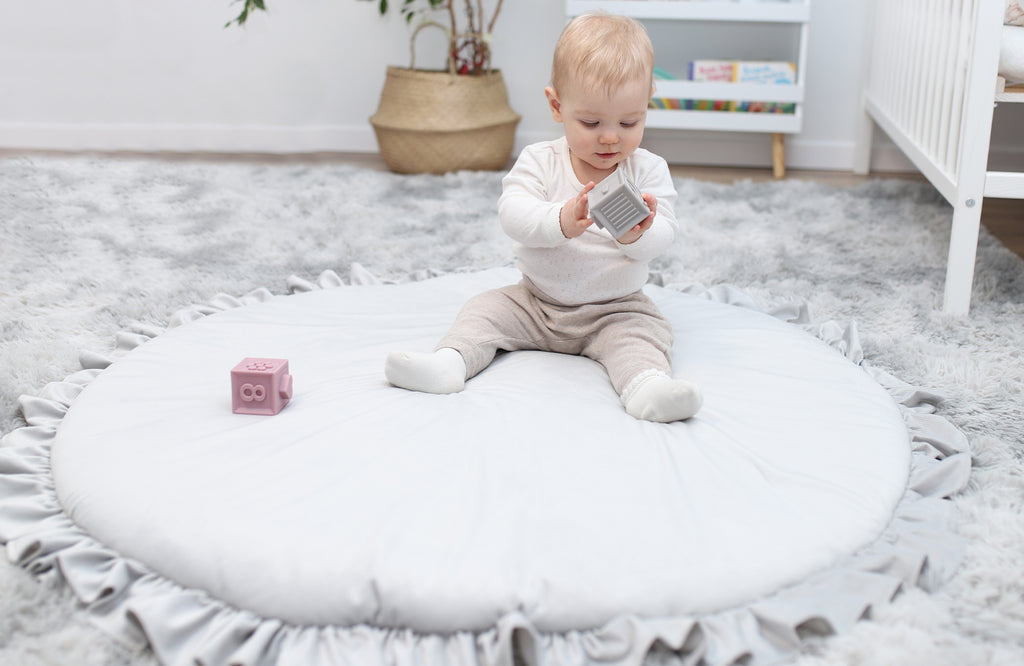 Spieldecke baby Bodenkissen mit Rüschen - Kinder Krabbeldecke rund mit Volant 100 cm Kuschelecke Kinderzimmer Boden Kissen Velvet Grau - Totsy Baby