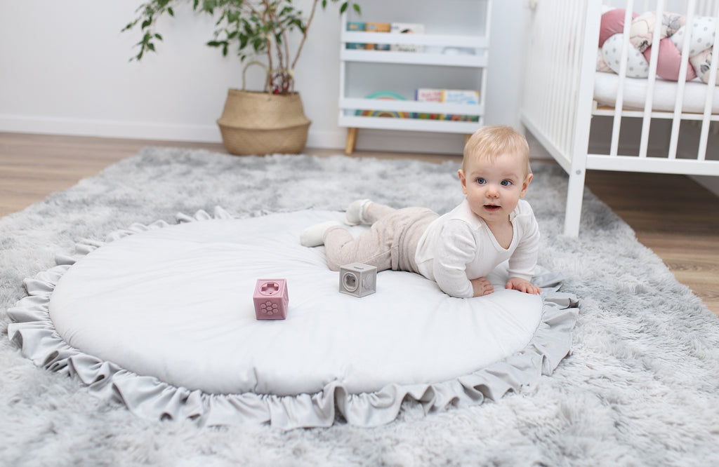 Spieldecke baby Bodenkissen mit Rüschen - Kinder Krabbeldecke rund mit Volant 100 cm Kuschelecke Kinderzimmer Boden Kissen Velvet Grau - Totsy Baby