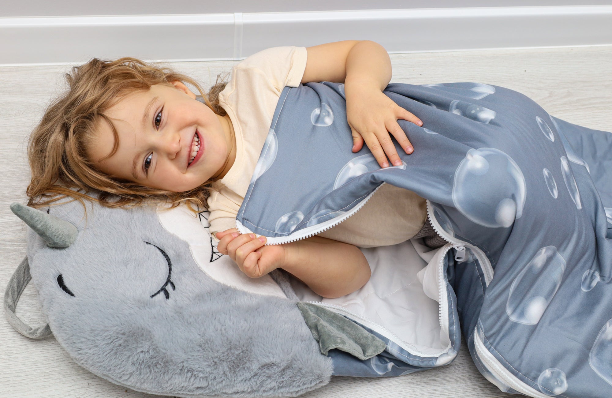 Kinderschlafsack mit Kissen Indoor - Kuscheltier Schlafsack für Kinder  Kuschelschlafsack 135x50 cm Grau Hai – Totsy Baby